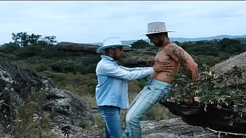 Preview 2 of Xxxii Hq Sex - Se lo pre&ntilde_a en las monta&ntilde_as - Twink con hetero follan al aire libre - Se calientan y termina chupandole la polla a hetero - Culo de burbuja de twink - se hace una buena mamada en las monta&ntilde_as - hombres se follan a pelo - con Alex Barc