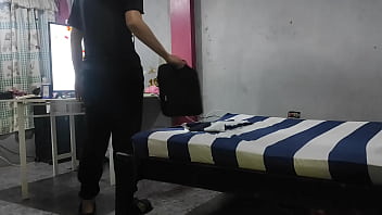 Preview 1 of Indian Real Rape Video Mms Hd - Llamo a un tecnico para que arregle mi tv y mi esposo no estaba en la casa y no tenia como pagarle puse una camara oculta y termine follandome al tecnico para poder pagarle