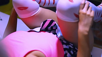 Preview 1 of Lesbian Fingering Under - Madrastra y el compa&ntilde_ero de su hermanastrastra en el motel en el campo.