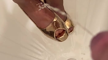 Preview 3 of Sex Vidoshd 18 Years Grils12 - Guy Pee on My Gold super High Heels and My Feet