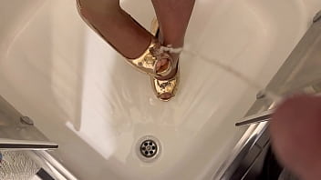 Preview 1 of Sex Vidoshd 18 Years Grils12 - Guy Pee on My Gold super High Heels and My Feet