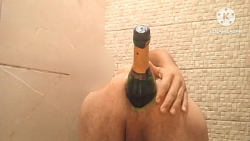 Preview 2 of My Friend Mom Hot - Champanhe atolado no rabo