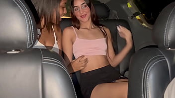 Preview 1 of Alta Ch Xxx Video - una follada muy dura con mi hermanastra en el auto mientras mi padrastro llena el tanque de gasolina en la estaci&oacute_n.HL