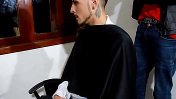 Preview 2 of Desi Seksi Vedio Dounwlod - FUI CORTA O CABELO E ACABEI PEGANDO O CABELEREIRO