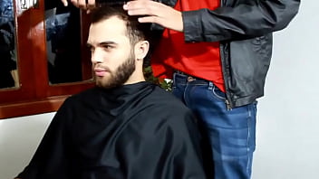 Preview 1 of Desi Seksi Vedio Dounwlod - FUI CORTA O CABELO E ACABEI PEGANDO O CABELEREIRO