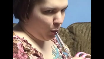 Preview 1 of Teen 15 Poren - Fat chick suck a glass dildo before inserting it in her pussy