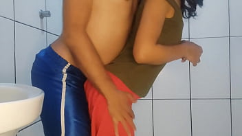 Preview 1 of Deshi India N Chuei - Enquanto minha esposa n&atilde_o t&aacute_ em casa divirto com minha empregada no banheiro!