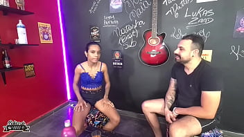 Preview 4 of Mom With Mo - Boteco do Lukas Zaad - A ninfetinha Pansexual sentando gostoso na pica