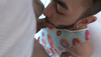 Preview 3 of Sinhala Sex Vidiyoo - Se pone caliente con el fontanero - jovensito chupando pene a fontanero - hombre musculoso con gran polla - mamada amateur en el sillon - culo tragon de pasivo - macho activo folla a gay a pelo