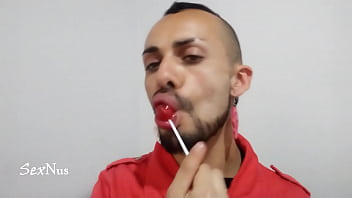 Preview 3 of Japani Gril Sex Black Boy - chico fresa esta comiendo un dulce