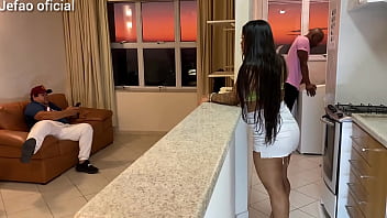 Preview 2 of Bhojpuri Rex Xxx Viedo - Fui arruma a maquina se uma cliente,  e o marido intertido com a televis&atilde_o,   e deixou q mulher gostosa do meu lado,  fodi ela bem gostoso