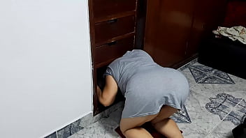 Preview 1 of British Mature Joi Dirty Talk - Mi madrastra se queda atrapada con su co&ntilde_o muy tentador