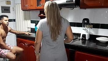 Preview 1 of Risk Jio - Madrastra cachonda quiere que le chupe el co&ntilde_o maduro