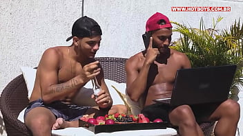 Preview 2 of 10 Boy 1 Girls Sex - Eu e meu amigo metemos pica no personal da academia