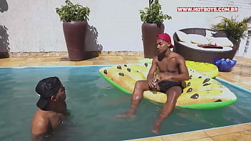Preview 1 of 10 Boy 1 Girls Sex - Eu e meu amigo metemos pica no personal da academia