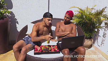 Preview 1 of Poco Pussy - Amigos comendo o personal da academia na piscina de casa