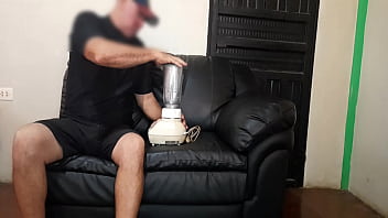 Preview 1 of Coleta Dildo - NO TENGO COMO PAGARLE AL TECNICO LE CHUPO LA POLLA Y ME LO COGI RICO