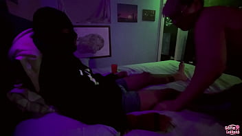Preview 1 of Youn Big Pussy - Novinho maloqueiro recebendo garganta profunda ate lambuzar trans nerdinha chubby