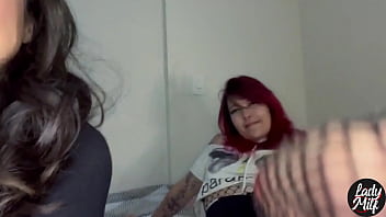 Preview 4 of Over 60s Milfs - Dos chicas traviesas mostrando c&oacute_mo usar sus pies (subt&iacute_tulos en espa&ntilde_ol)