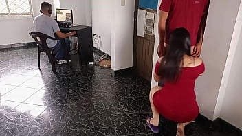 Preview 2 of Findclip Amateur - El cornudo de mi esposo gana su partida en la computadora mientras a mi me folla su mejor amigo a sus espaldas: despues de ver que esta entretenido dejo que me cojan por detras