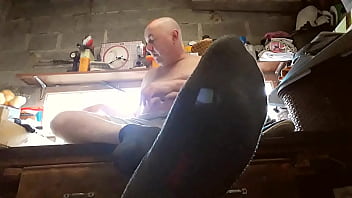 Preview 4 of Karla Kush Double Cock Bbc - J&#039_exhibe mes gros panards humiliants et malodorants dans mon garage !