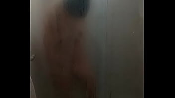 Preview 3 of Big Ass Stepsister Pleasure - Novinha flagrada raspando sua bucetinha no banho