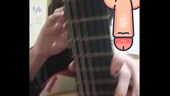 Preview 3 of Mom And Cuham - Hombre que toca guitarra en acci&oacute_n
