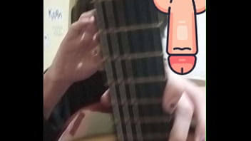 Preview 1 of Mom And Cuham - Hombre que toca guitarra en acci&oacute_n