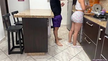 Preview 1 of Teresa Orlowski Anal - Madrastra con Enorme Culo Cocinando en el Video se ve como su Hijastro Empieza a Tocarla y ella se Deja