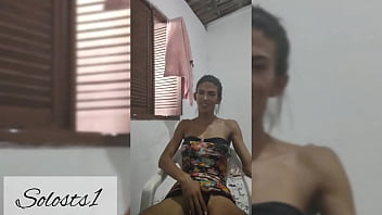 Preview 1 of Poppers Interracial - Daniela Santos de masturbando em seu quarto pra cliente louco por trans,  completo no RED.