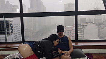 Preview 2 of Wide Piss - Gostosa fodendo na janela para todo mundo assistir (Kitty big ass)