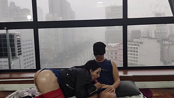 Preview 3 of Wide Piss - Gostosa fodendo na janela para todo mundo assistir (Kitty big ass)