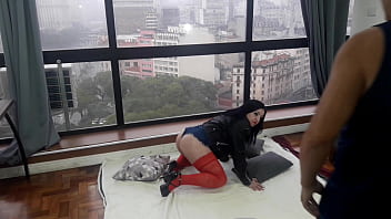 Preview 1 of Wide Piss - Gostosa fodendo na janela para todo mundo assistir (Kitty big ass)