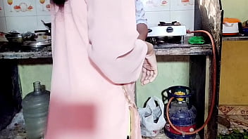 Preview 2 of Buntis Sex Huli Cam - देसी साली ने अपने जीजा का पानी निकाल कर अपने बूब्स के ऊपर गिराया