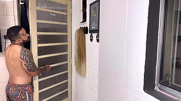 Preview 1 of Aneska Dette Xxx - O corno me fez uma surpresa com o cadeirante do tiktok olha sobre rodas ! Pramim sentar gostoso em um homem depois de anos uma pica nova!
