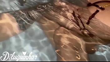 Preview 4 of Claudia Valentine Vs Whitezilla - Minha amiga de Recife me deixou louquinho de tes&atilde_o na banheira,  quase soquei dentro do seu cu