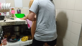Preview 3 of Son Fuck Mom Kitchen - La hermanastra ni paraba de ojearme el bulto asi que tuve que meterle la verga en la cocina