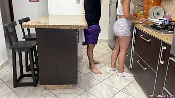 Preview 1 of X Promvideo - Enga&ntilde_ando a mi Madrastra Capitulo 8 Mi Hermosa Madrastra Cocinando con Shores Sexy y un Gran Culo Aprovecho cuando Esta Sola en Casa