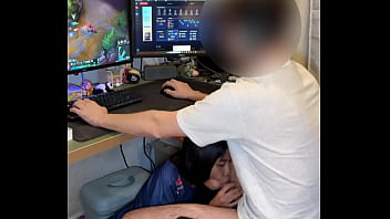 Preview 1 of Indian Teenxxxxvideo - Une fan KCORP me suce pendant ma game,  je dois AFK pour la baiser #KCWIN