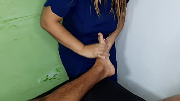 Preview 2 of Xxx Hot Muve - Le doy un delicioso masaje y se le para la verga