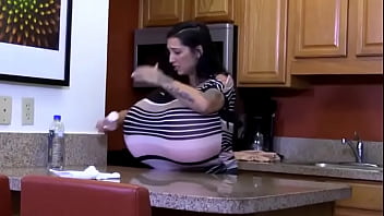 Preview 1 of Big Asses Mom And Son - Uma Gostosa com Seios Enormes