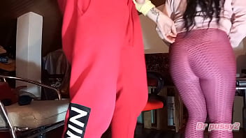 Preview 1 of Super Muschi - DR PUSSY2 - Ebony do gin&aacute_sio casada quis meter os cornos ao marido com o seu personal trainer no s&oacute_t&atilde_o da casa dele e deixa se ser bem fodida na cona na cadeira girat&oacute_ria