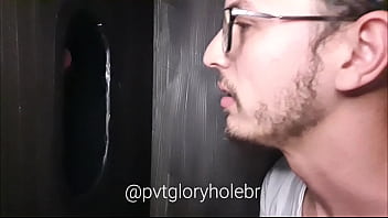Preview 4 of Taxi Bobs - HETERO PEDIU PRA EU SAIR DO GLORYHOLE E MAMAR ELE FORA (COMPLETO NO RED)