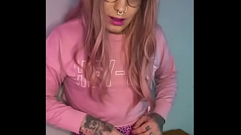 Preview 1 of Wife Topless In The Pool - E-girl trans Emma Ink bate uma punheta gostosa pra voc&ecirc_
