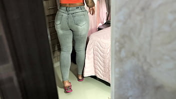 Preview 3 of Desi Aunts Dress Change - ESPIANDO A MI CALIENTE MADRASTRA MIENTRAS SE DESVISTE (DRESSING,  BRUNETE,  BIG ASS,  THONG)