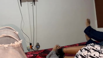 Preview 1 of Porn Donwload Yauizz - Me Distraigo con el Culo de La Novia de mi Mejor Amigo Mientras Compartimos Cama Viendo Pelicula NTR Netorare