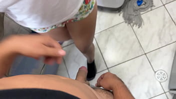 Preview 2 of Brazzaz Mom - Encuentro a mi Hermosa Prima Lavando y limpiando me quede para Verle Su Gran Culo