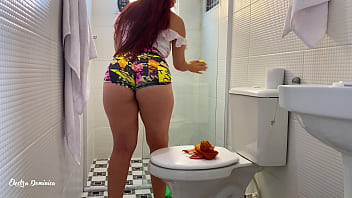 Preview 1 of Famile Stokes - Essa empregada &eacute_ muito safada,  veio com esse shortinho para me provocar,  fiquei excitado com essa bunda