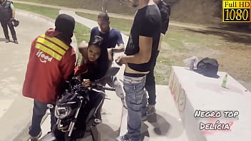 Preview 3 of X X X Vid E - Comi a gostosa na pra&ccedil_a,  em cima da moto,  com v&aacute_rios outros homens