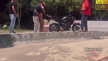 Preview 4 of X X X Vid E - Comi a gostosa na pra&ccedil_a,  em cima da moto,  com v&aacute_rios outros homens